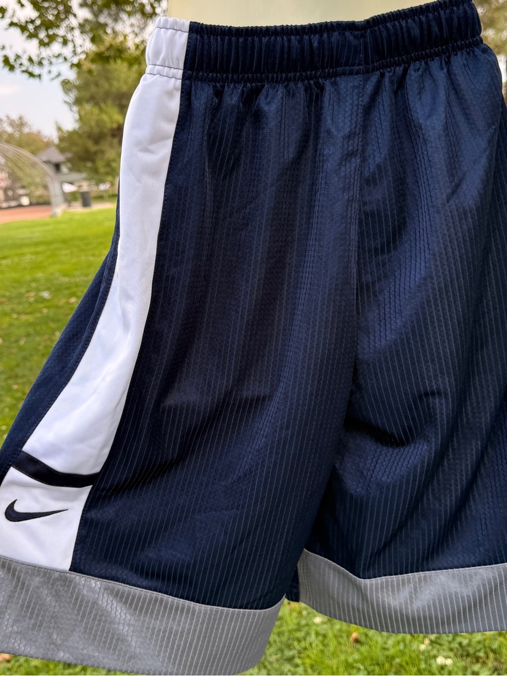 NIKE BOYS NAVY BASKETBALL SHORTS MEDIUM DRAWSTRING WHITE POLYESTER VINTAGE NWT
